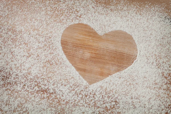 Καρδιά του αλευριού στο τραπέζι — Φωτογραφία Αρχείου
