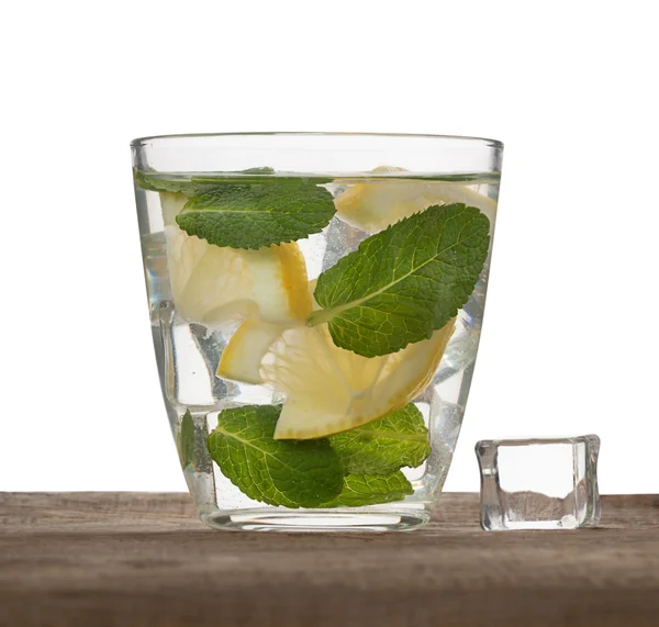 Agua, hielo, limón y menta aislados — Foto de Stock