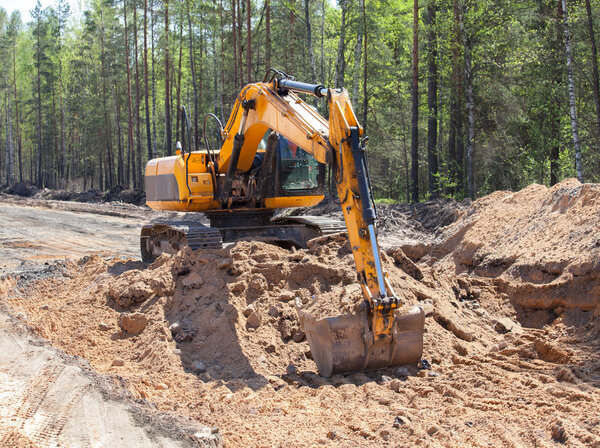 Экскаватор работает на строительстве
