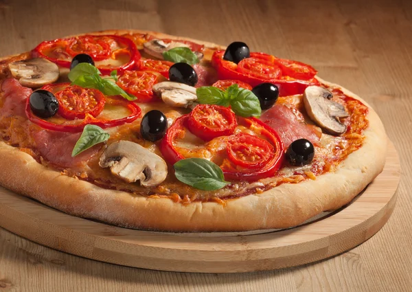 Вкусная ароматная пицца — стоковое фото