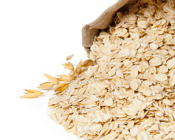 Овсяные хлопья изолированы
