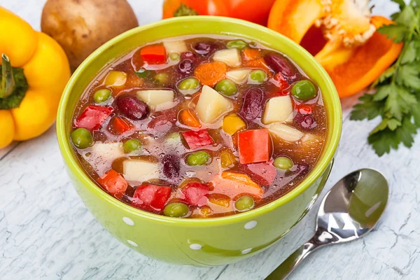 Deliciosa dieta sopa vegetariana na mesa — Fotografia de Stock