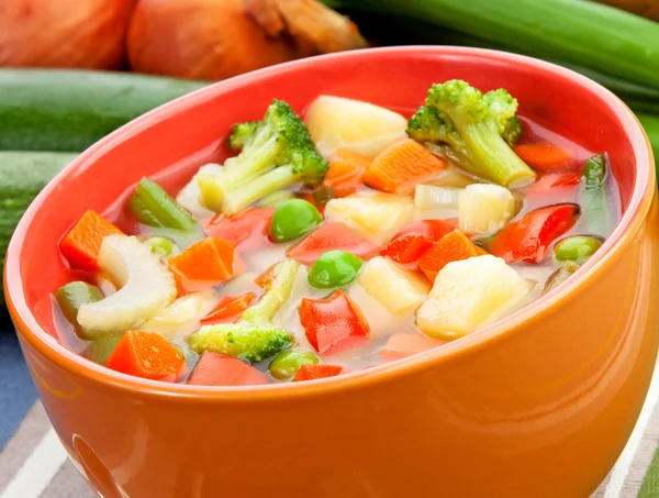 Sopa vegetariana na mesa — Fotografia de Stock