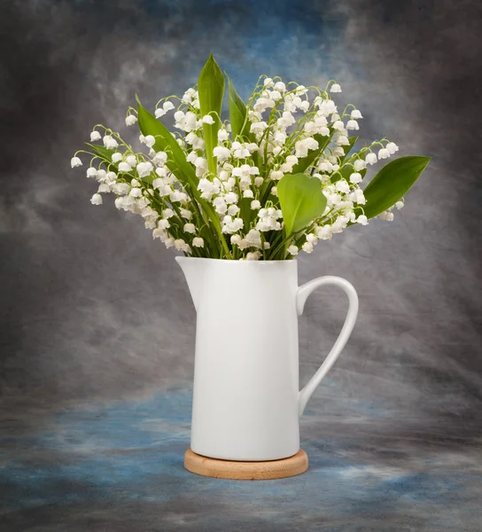 Lily-of-the údolí v váza — Stock fotografie