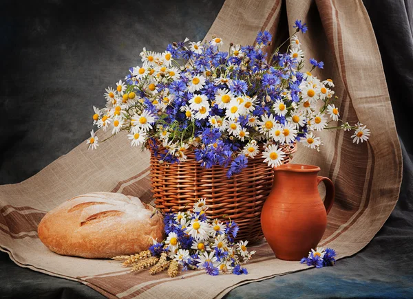 Stilleben med blommor, mjölk burk och bröd — Stockfoto