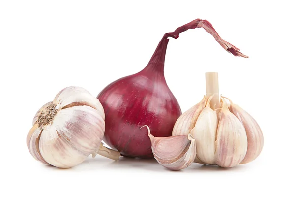 Cebolla y ajo aislados sobre fondo blanco — Foto de Stock