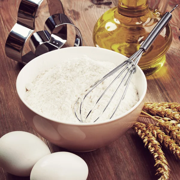 Farinha e ingredientes de cozimento na mesa. Hipster retro vintage — Fotografia de Stock