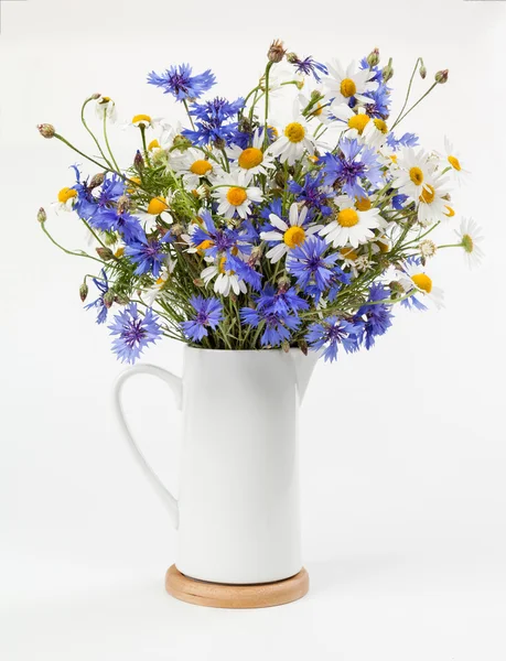 Gänseblümchen und Kornblumen in der Vase — Stockfoto