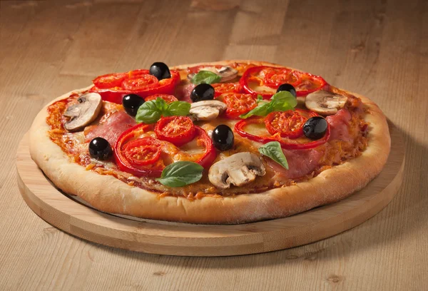 Tasty flavorful pizza — Stock Photo, Image