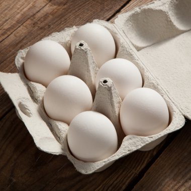 Eski kurullarında taze yumurta