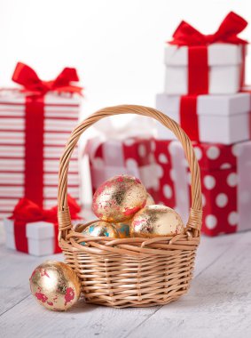 Gemide altın Paskalya yortusu yumurta