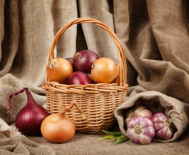 Sarımsak ve soğan sepeti