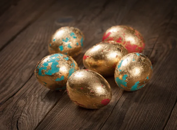 テーブルの上の黄金のイースターの卵。コンセプト — ストック写真