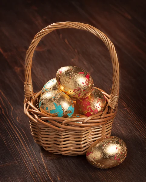 Golden eggs in a basket. Easter div concept — Stock Photo, Image