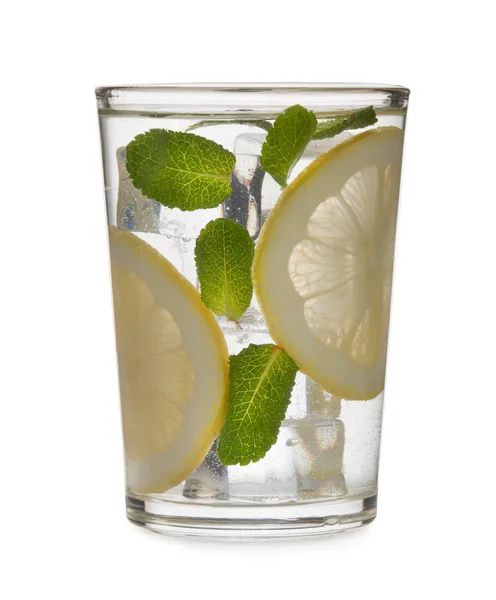 Água, gelo, limão e hortelã isolados sobre fundo branco — Fotografia de Stock