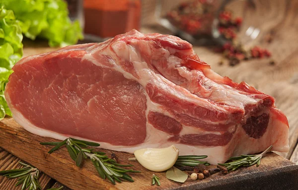 Carne y pimienta y especias en la mesa de las tablas viejas — Foto de Stock