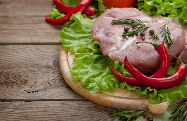 Carne e pimenta e especiarias na mesa das tábuas antigas — Fotografia de Stock