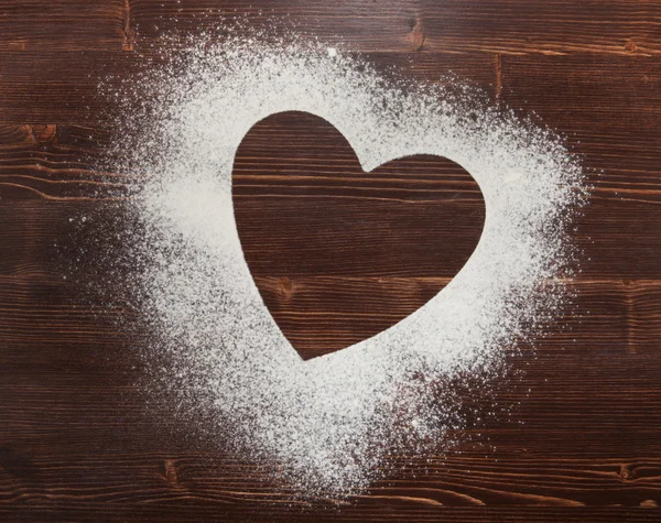 O coração da farinha na mesa das tábuas antigas — Fotografia de Stock