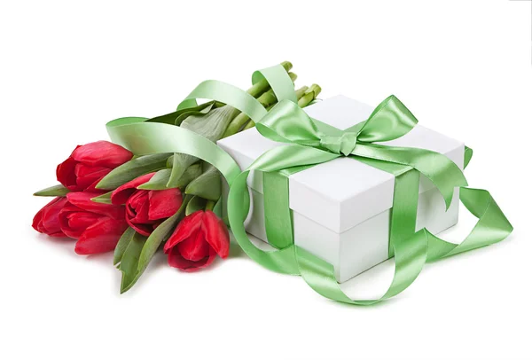 Пасхальная концепция. Весенний тюльпан и коробка подарков — стоковое фото