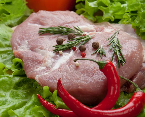 Mięso i pieprz i przyprawy na stole starych desek — Zdjęcie stockowe