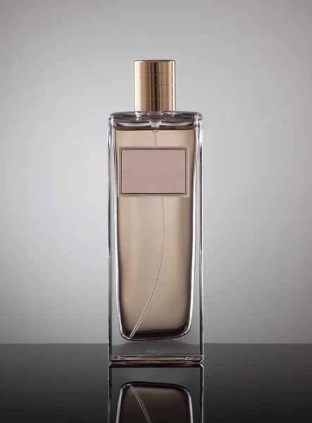 Gri arka plan üzerinde erkek parfüm — Stok fotoğraf