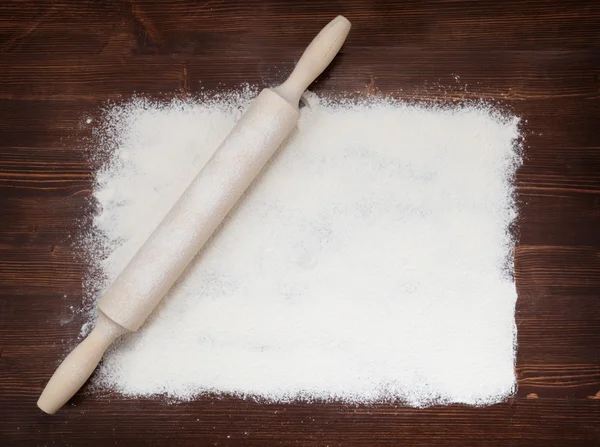 Rolling pin, flour on the boards. Copyspace. — Stock Photo, Image