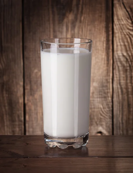 Eski kurullarında bir bardak taze süt — Stok fotoğraf