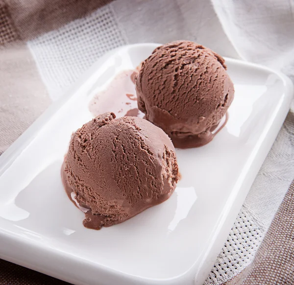 Delizioso gelato al cioccolato su un piatto — Foto Stock