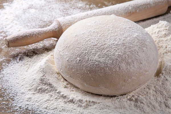 ahşap oklava ile hamur ve un toz.