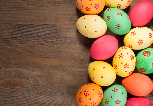 Krásné velikonoční vejce na palubě a copyspace — Stock fotografie