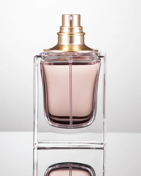 Mulher perfume no fundo cinza — Fotografia de Stock