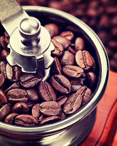 コーヒー グラインダーでコーヒー — ストック写真