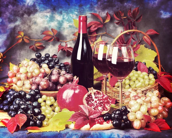 Schönes Stillleben mit Weingläsern, Trauben, Granatapfel. Vin — Stockfoto