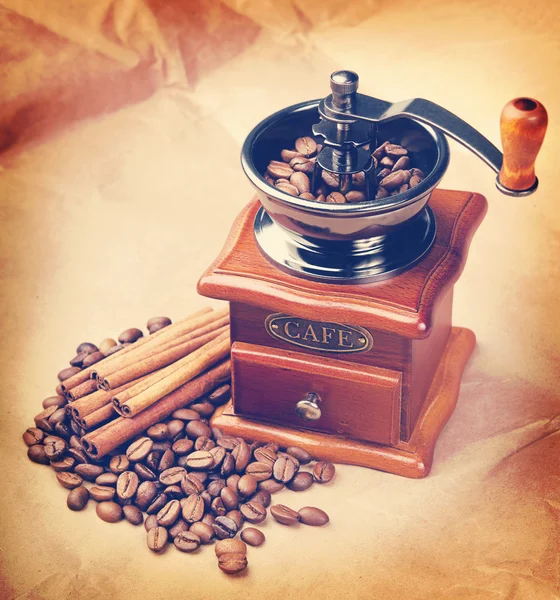 Coffee in a coffee grinder. Vintage retro hipster style version — Stock Photo, Image