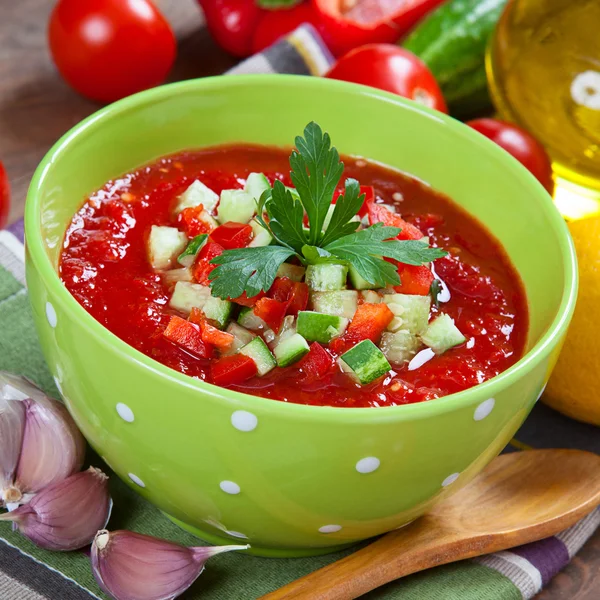 Gustosa zuppa di gazpacho vegetariano sul tavolo — Foto Stock