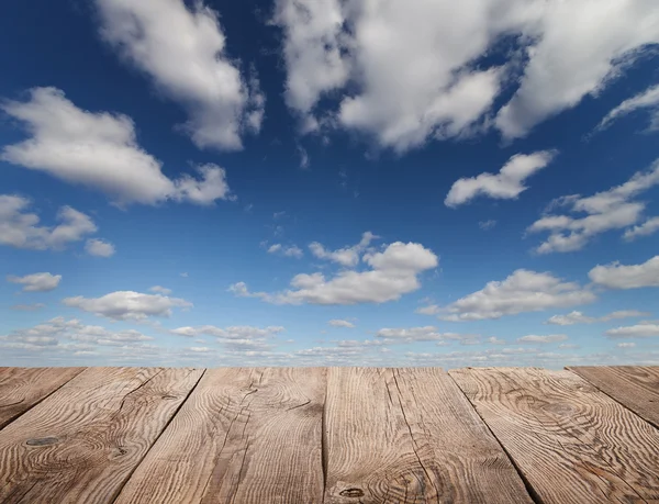 Gökyüzü ve bulutlar ile ahşap tahta — Stok fotoğraf