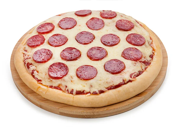 Beyaz arka plan üzerinde izole salamlı pizza — Stok fotoğraf