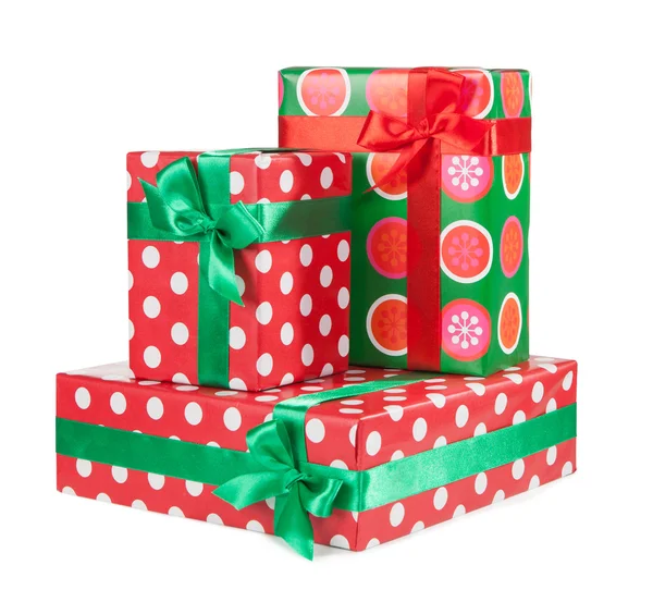 Schachteln mit Geschenken gebunden mit roter Schleife und Schleifen isoliert — Stockfoto