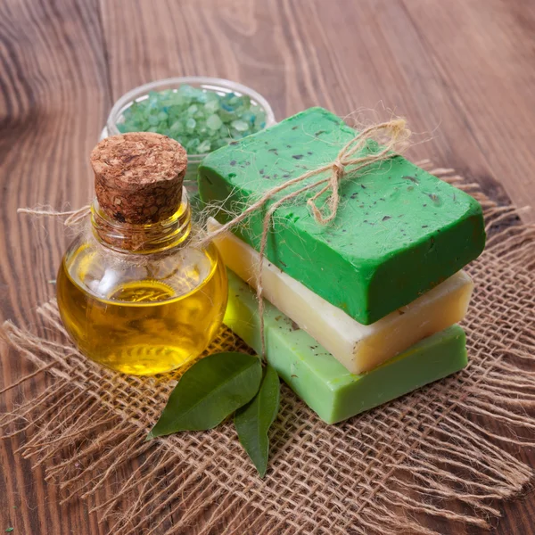 Savon naturel à l'huile et aux herbes — Photo