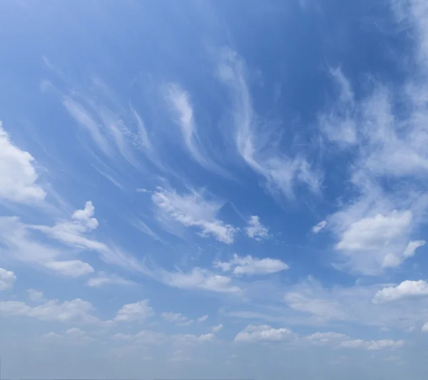 Bellissimo cielo nuvoloso all'alba — Foto Stock