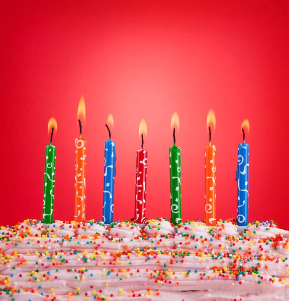 Feestelijke concept. Gelukkige verjaardag kaarsen op rode achtergrond. — Stockfoto