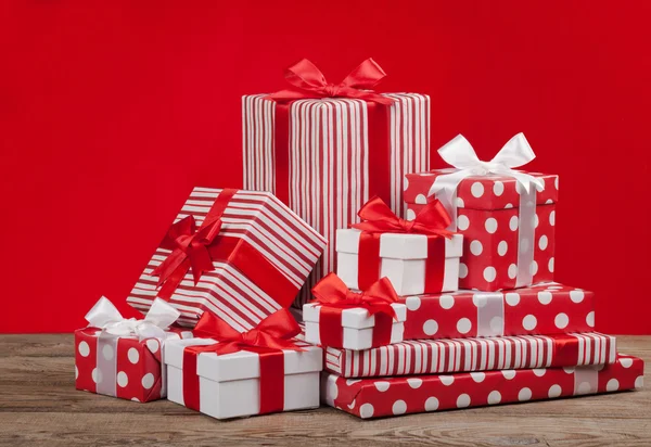 Подарочная коробка на Рождество на красном фоне — стоковое фото