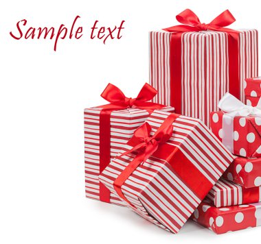 Ambalaj. Beyaz bir arka plan üzerinde izole bir yay ile çizgili kutusu