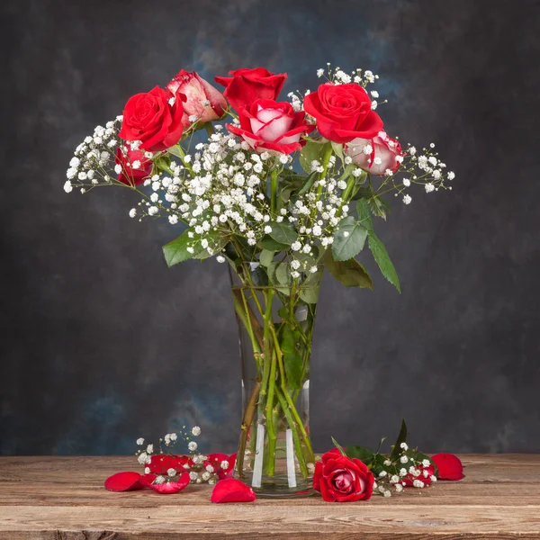 Boeket rozen in een vaas op tafel — Stockfoto