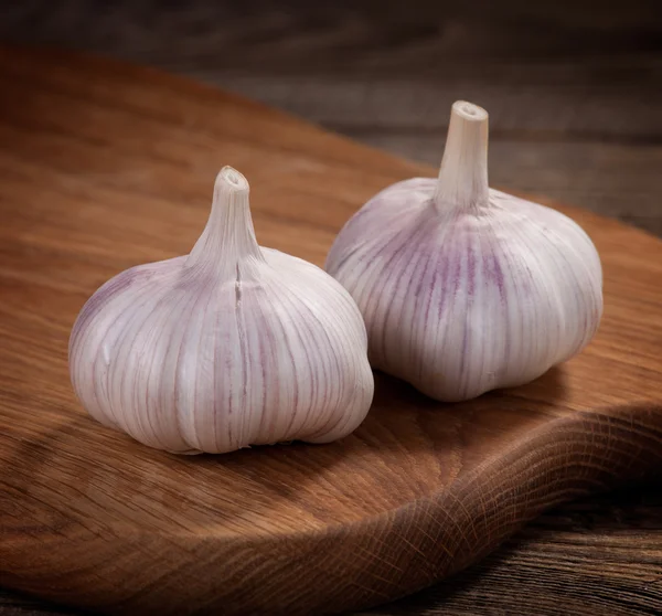 Frischer Knoblauch auf einem Schneidebrett — Stockfoto