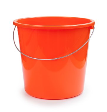 Beyaz arka planda plastik kova