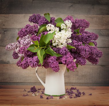 Ahşap arka plandaki güzel leylak