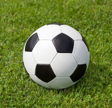 futbol sahası üzerinde topu