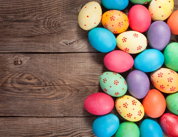 Huevos de Pascua fotografiados en la parte superior del tablero viejo —  Fotos de Stock