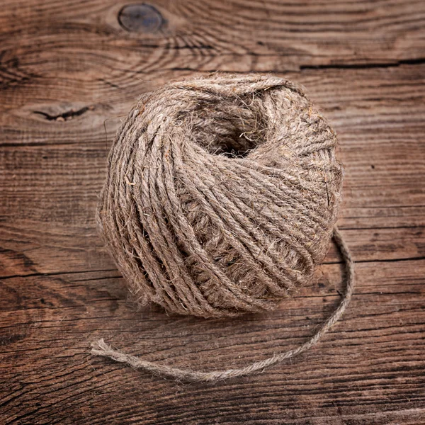 Верёвка на старой доске — стоковое фото
